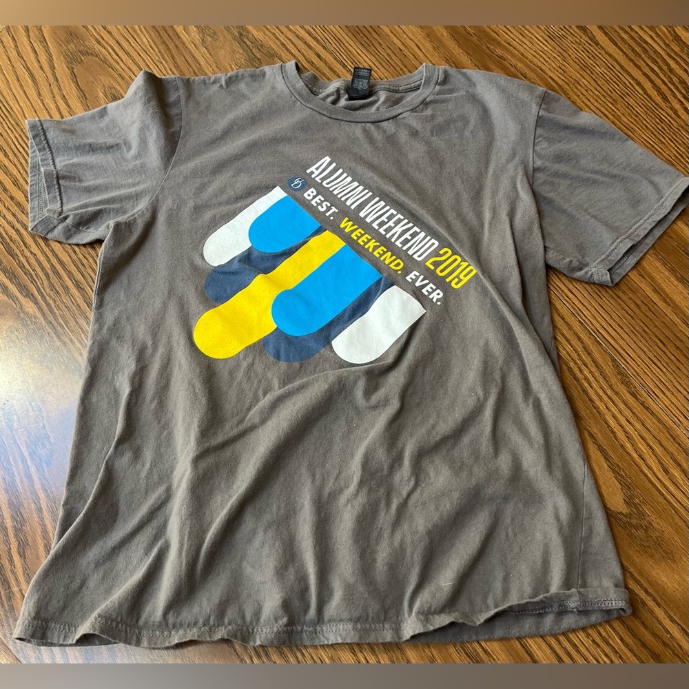 University of Delaware Alumni Weekend TShirt. Size Medium Color Gray Preloved